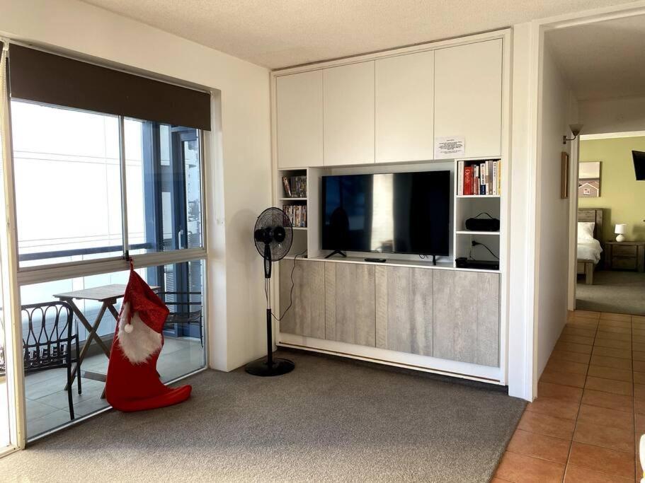 Location, Location! Walk To Anywhere! Gold Coast
