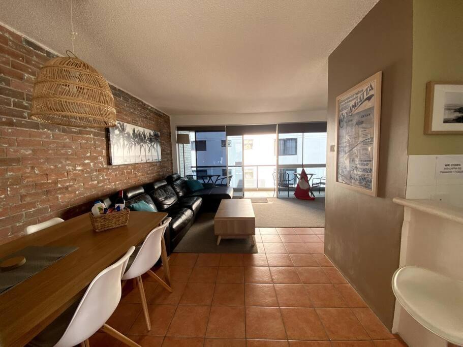 Location, Location! Walk To Anywhere! * Gold Coast